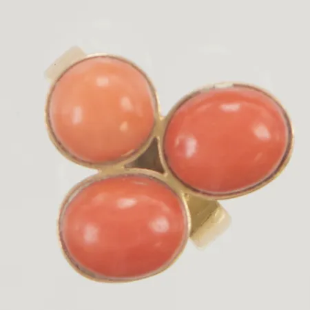 Ring stl18¼ bredd:4-22mm med korall 18K 9,1g.
