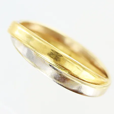 Ring slät stl:20 bredd 3-6mm vit/gulguld ihålig bucklig 18K Vikt: 1,4 g
