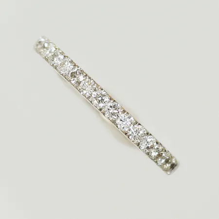 Ring med 20 diamanter 0,02t/st, stl 16 bredd 2mm, 18K 2,3g
