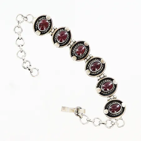Armband med rosaröda stenar längd 21cm, bredd 7-17mm, skevheter/slitage, silver 925/1000 Vikt: 21,6 g