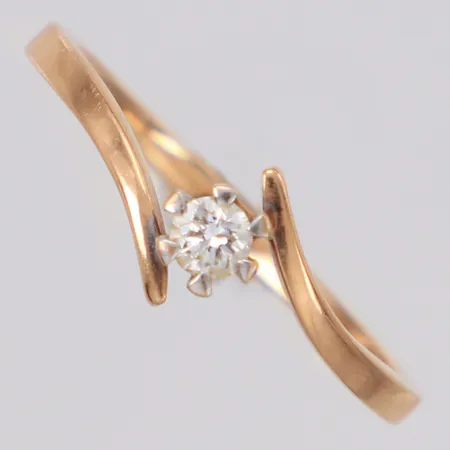 Ring med diamant ca 0,012ct stl:17¾, bredd 7mm, 14K  Vikt: 1,9 g