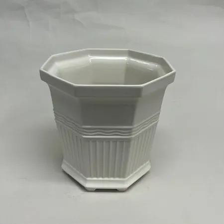 Ytterfoder Waldemarsudde, Ø19,5cm, höjd 19,5cm, design Prins Eugen år 1915, Gustafsberg, nagg vid mynning