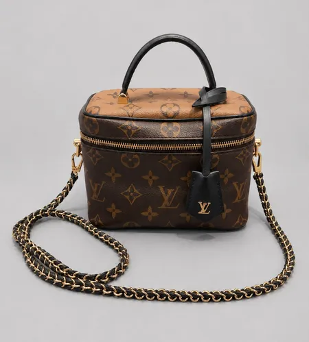 Väska Louis Vuitton Vanity Monogram Reverse Canvas PM, M45165, höjd 13,5cm bredd 17,5cm djup 10,5cm, datumkod PL3280, beslag i gulmetall med lätt slitage, avtagbar axelrem, två nycklar samt lås, något smutsig insida, kvitto från Birger Jarlsgatan 2020, liten dustbag till lås, ytterkartong.