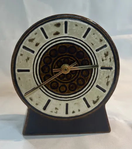 Bordsur Britt Louise Sundell Gustavsberg studio, höjd ca 16cm, bredd 14cm, batteribyte krävs, keramik Vikt: 0 g Skickas med paket.