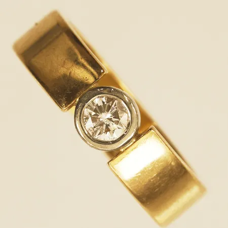 Ring med diamant 1xca0,25 stl:18¾ bredd 6,0mm år 2005 fattning i vitguld 18K Vikt: 11,1 g