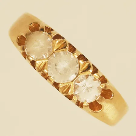Ring med vita stenar stl:17 bredd 5,8mm ojämn skena 18K Vikt: 3,6 g