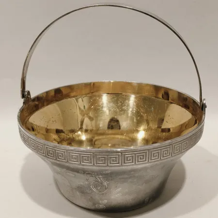 Skål med handtag meander dekor höjd 4cm bredd 10cm förgylld insida gravyr defekt handtag Rysland silver 916/1000 Vikt: 192,2 g