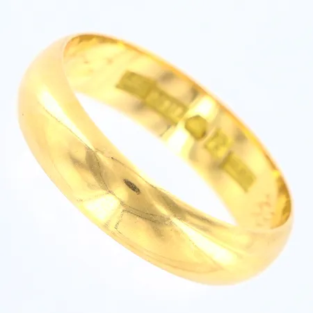 Ring slät stl:22½ bredd 6mm, gravyr, 18K Vikt: 7,7 g