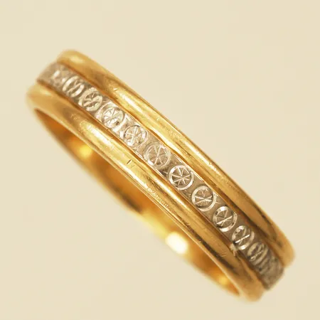 Ring stl:17½ bredd 4,5mm tvåfärgad personlig gravyr 18K Vikt: 4,6 g