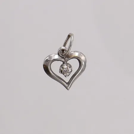 Hänge hjärta med 8/8-slipad diamant ca 0,01ct, längd 15mm bredd 10,3mm, vitguld, slitna stämplar. 18K Vikt: 0,7 g