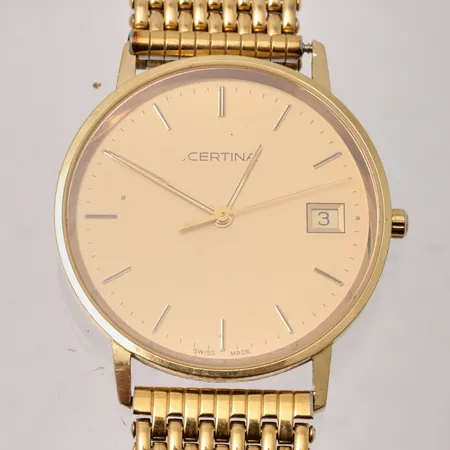 Herrur Certina i 18K guld, quartz, datum, armband i gulmetall med viklås, handledsmått inklusive ur 33,5, peronlig gravyr på boett, i behov av batteribyte. Vikt: 0 g