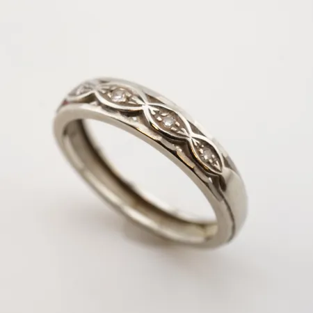 Ring m vita stenar, vitguld, stl17(53), bredd 4mm, 18k Vikt: 3,2 g