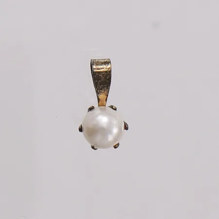 Hänge med odlad pärla Ø6,5mm. längd 12,8mm, sliten förgyllning silver 835/1000 Vikt: 0,4 g