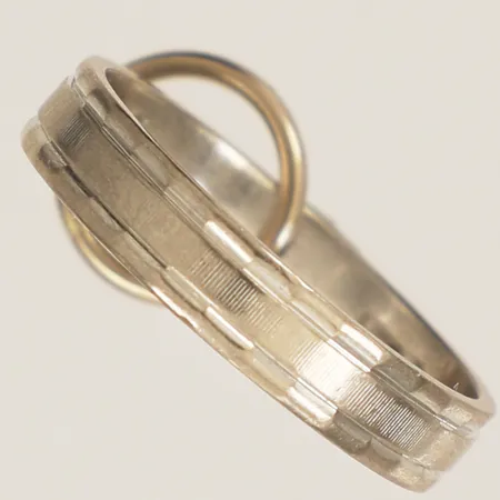 Ring med ögla stl:18 bredd 3,9mm ögla i metall personlig gravyr vitguld 18K Vikt: 3,9 g