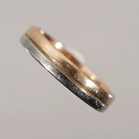 Slät ring tvåfärgad med gravyr 18k stl 16 bredd 3,6mm Vikt: 3,1 g
