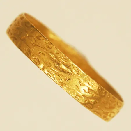 Ring med dekor stl:19½ bredd 3,9mm personlig gravyr 23K Vikt: 2,3 g