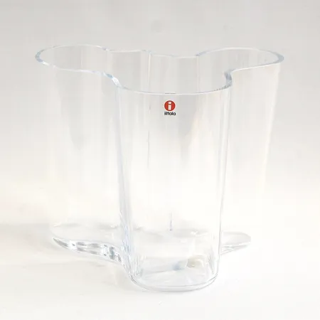 Vas Iittala Savoy klarglas signerad: Alvar Aalto 3030, höjd 16cm, smärre nagg på kanten, repig undertill, kartong med följer Vikt: 0 g