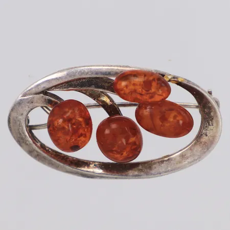 Brosch med bärnsten längd 19,4mm, bredd 34mm, silver Vikt: 4,4 g