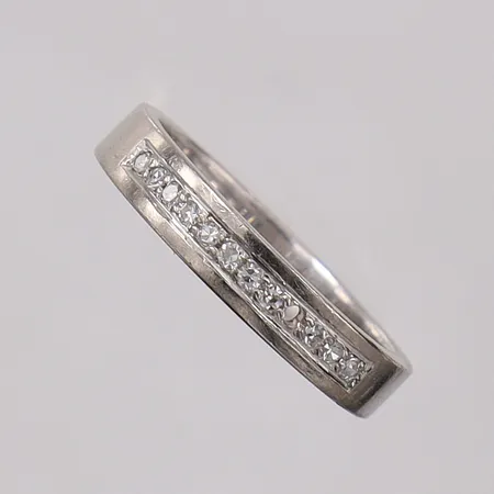 Ring med 8/8-slipade diamanter 11xca0,01ct, stl:17½ bredd 3,9mm, vitguld, en diamant saknas. 18K Vikt: 4,5 g