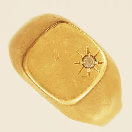 Klackring med vit sten stl:19½ bredd 12,6mm ojämn skena 18K Vikt: 4,3 g