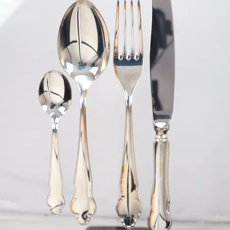 7 Bordsgafflar 311,5gr 18cm 5 bordsskedar 214gr 18cm 7 kaffeskedar 112gr 12cm 5 bordsknivar 316gr brutto Mema modell Mema silver 830/1000 Vikt: 668,5 g
