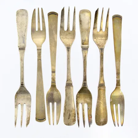 7 Dessertgafflar olika modeller, längd ca14-14,5cm, 830/1000 silver Vikt: 146,5 g