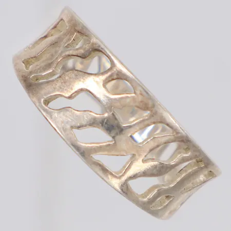 Ring stl:18, bredd 9mm, genombruten dekor, 925/1000 silver Vikt: 2,5 g