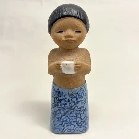 Figurin Maria ur serien All världens barn, formgivare Lisa Larson, Gustavsberg, höjd 14cm, stengods