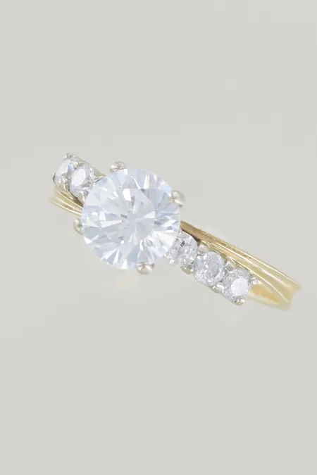 Ring med stenar stl: 19½ bredd 8 mm, 14K  Vikt: 3,4 g