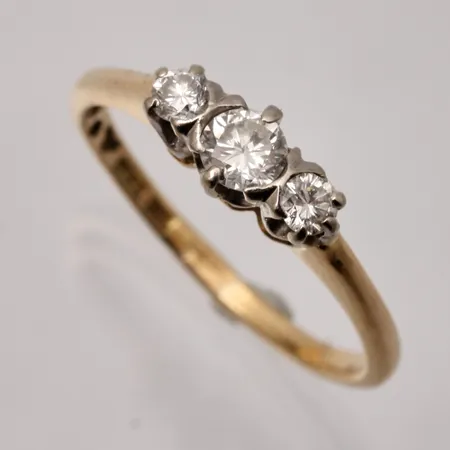 Ring stl:17 bredd 1,7-4,8mm, 3st diamanter, ca 0,30ct, 18K guld, 2,45g.