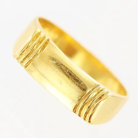 Klackring stl:19½ bredd 3,5-6mm gravyr 18K. Vikt: 6,7 g