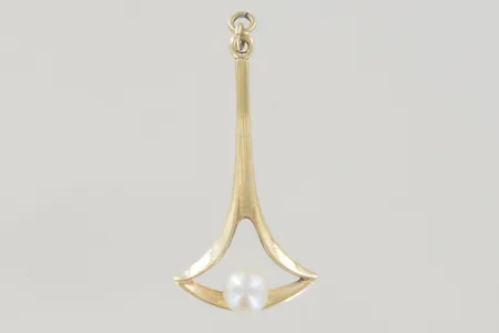 Hänge med pärla längd 3,5 cm bredd 1,8 cm, 14K Vikt: 1,3 g