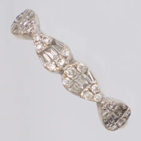Ring med diamanter 36x ca 0,005-0,01ct olika slipningar, stl:16, bredd 3,8mm, vitguld, 18K Vikt: 1,6 g