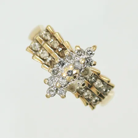 Ring med 26 diamanter ca 0,01ct/st, diamant 27 saknas, skenan är klippt, 10K 4,5g