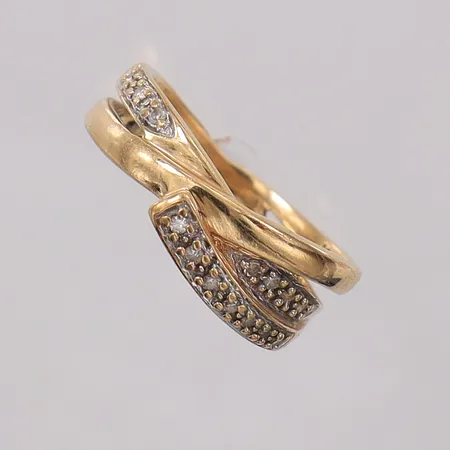 Ring med 8/8-slipade diamanter 14xca0,01ct, stl:17¼ bredd 2,9-7,6mm, GHA. 18K Vikt: 4,8 g