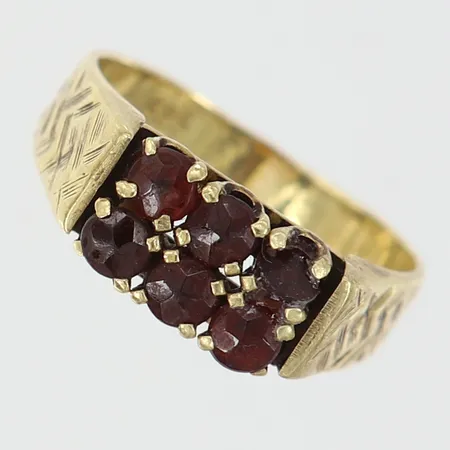 Ring med röda stenar troligen granater stl 16 bredd ca 2,5x6mm, 14K Vikt: 2,7 g