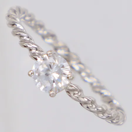 Ring med vit sten stl:18, bredd 5mm, 925/1000 silver Vikt: 1,6 g