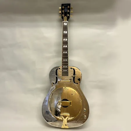 Gitarr, Ozark Resonator, made in Korea, nickelpläterad mässing, graverad dekor, bruksskick, mjukt fodral Skickas med Bussgods eller PostNord