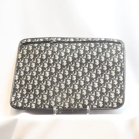 Clutch Christian Dior made in France monogramcanvas, ca 38x28cm, ca 1980-tal, två dragkedjor, fläckar och slitage Skickas med postpaket.