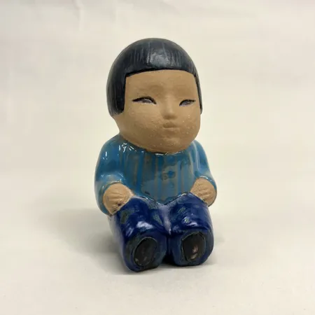 Figurin Mei ur serien All världens barn, formgivare Lisa Larson, Gustavsberg, höjd 9,5cm, stengods