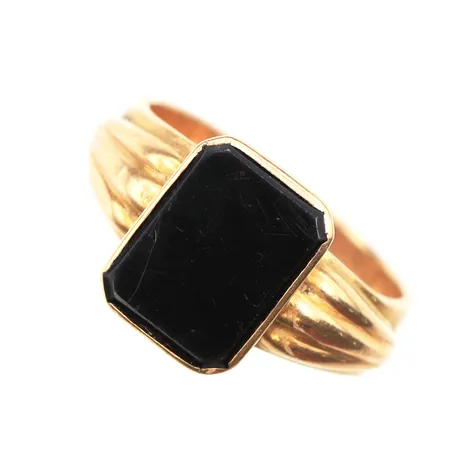 Klackring med onyx, Stl:20½, bredd: 5,9-13,9mm, 18K Vikt: 84 g