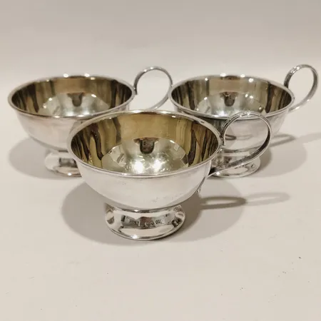 Tre punschkoppar höjd 3cm Ø5cm GAB år 1970 förgylld insida silver 830/1000 Vikt: 94,1 g