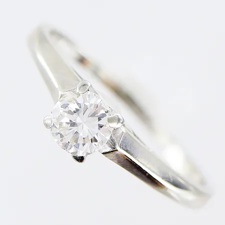 Ring diamant ca 0,40ct stl:17¾ bredd 1-4,5mm vitguld, 1 klo saknas 18K. Vikt: 2,6 g