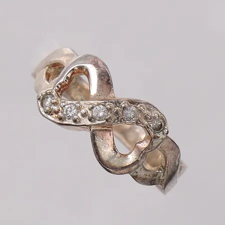 Ring med stenar, stl:18¼ bredd 2,9-9,5mm, felstämplad, vit metall