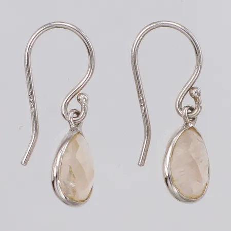Örhängen med rosa stenar möjligen rosenkvarts längd 23mm, bredd 7,8mm, silver 925/1000 Vikt: 1,3 g