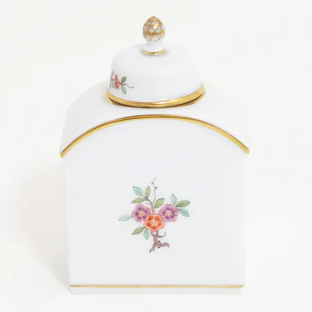 Tedosa Meissen porslin, floral dekor med fåglar mot vit botten, lockknopp i form av kotte, höjd ca 9cm Skickas med paket.