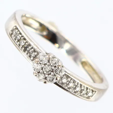 Ring med diamanter ca 0,24ctv, stl:17, bredd 2,6mm, vitguld, GHA, 18K Vikt: 2,6 g
