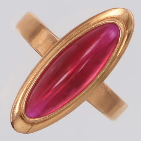 Ring med röd sten stl:17¾, bredd 22,5mm, 14K  Vikt: 4,4 g