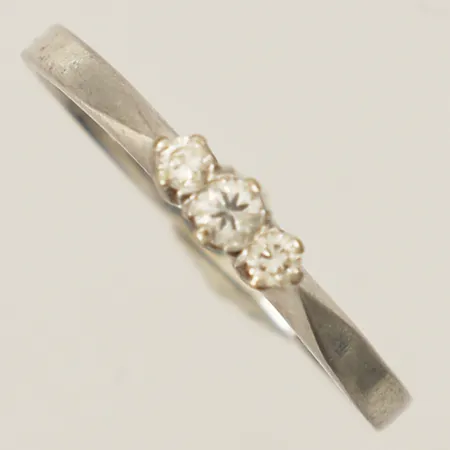 Ring med diamanter 1xca0,05-2xca0,03ct stl:19 bredd 3,2mm vitguld 18K Vikt: 2,2 g