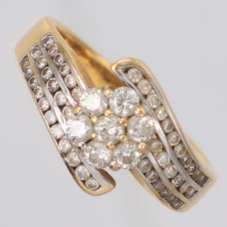 Ring med diamanter totalt ca 0,51ct, stl:15½, bredd 10mm, 18K Vikt: 3,7 g